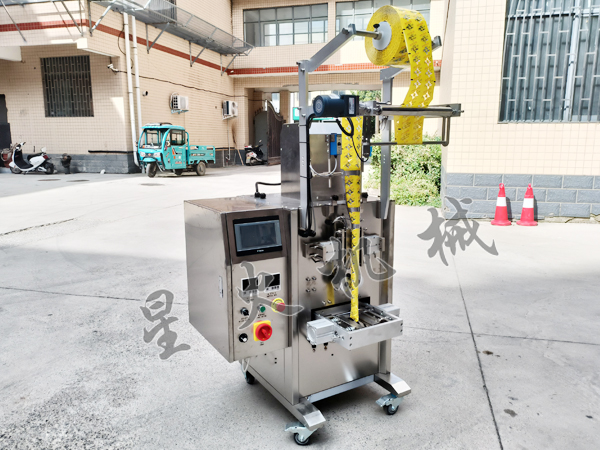 液體立式自動(dòng)包裝機(jī)實(shí)拍圖