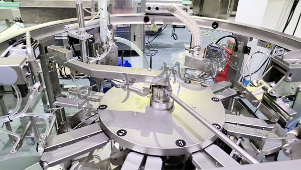 成都液體自動(dòng)包裝機(jī)實(shí)拍圖