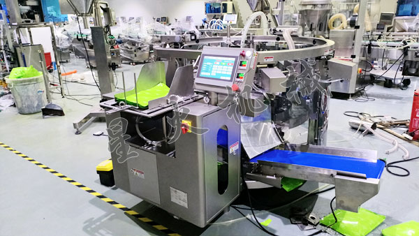 成都液體自動(dòng)包裝機(jī)實(shí)拍圖